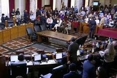 Manifestantes invaden reunión del consejo de Los Ángeles tras los comentarios racistas de Nury Martínez
