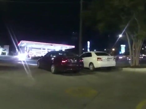 El vídeo de la cámara corporal del oficial mostró que el adolescente comía en el estacionamiento de un McDonald’s (Screengrab)