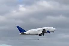 Una rueda con un peso de 100 kilogramos se cae de gigantesco avión Boeing Dreamlifter