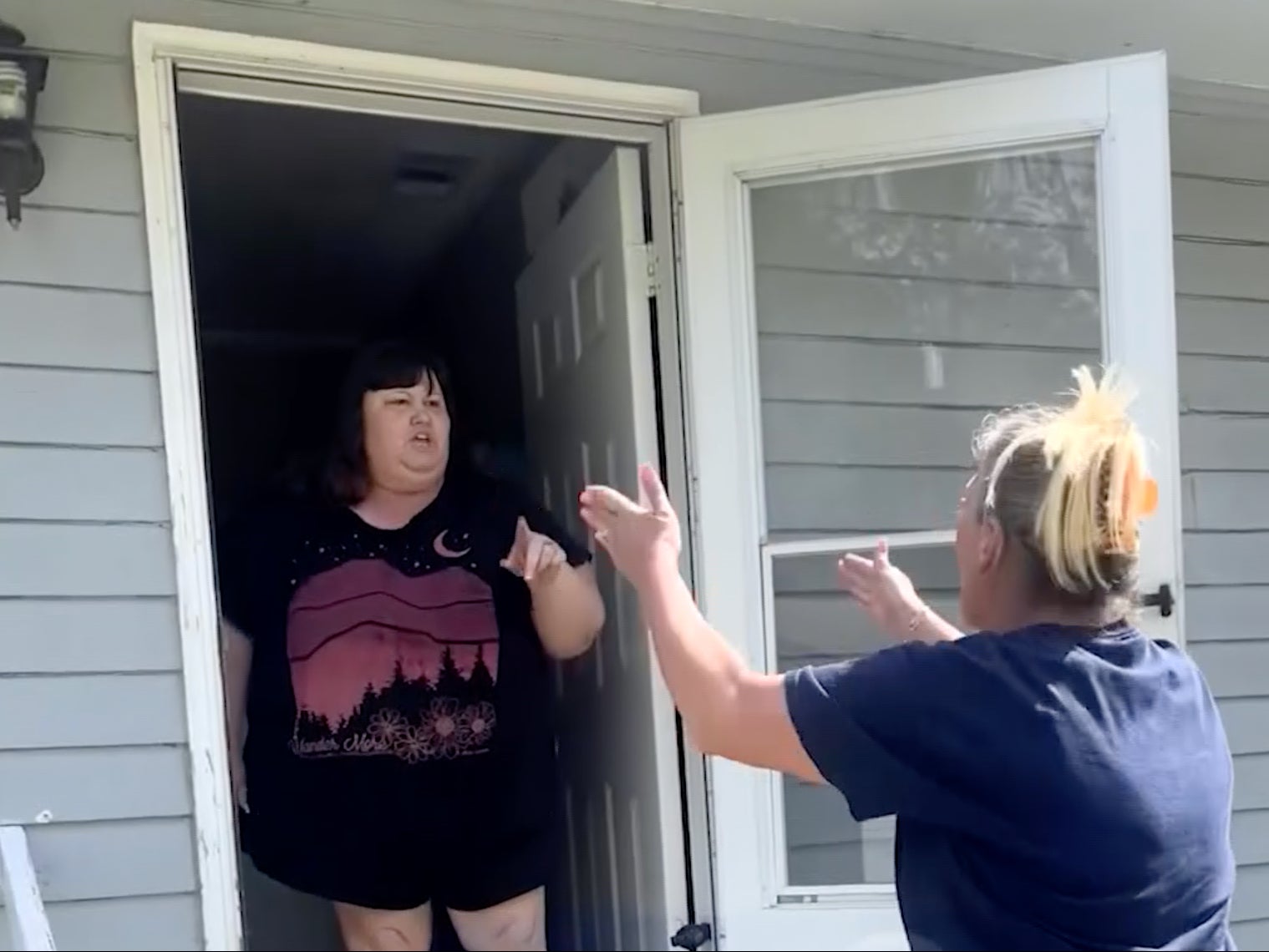 Vídeo de una disputa verbal entre la niñera de Quinton (izq.) y la abuela del niño