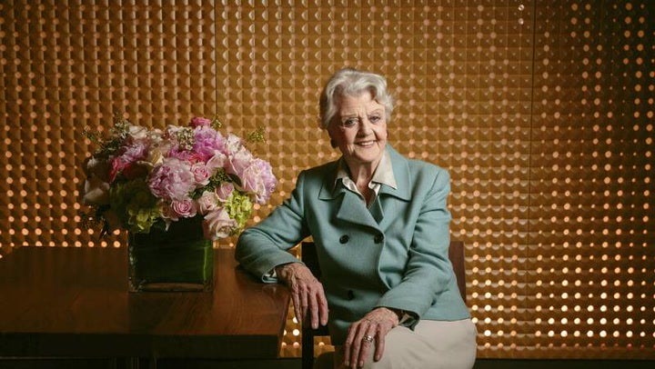  Angela Lansbury: la artista británica murió “pacíficamente mientras dormía en su casa en Los Ángeles”