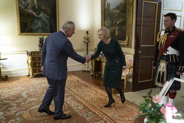 El rey Carlos III se reúne con la primera ministra Liz Truss durante su audiencia semanal en el Palacio de Buckingham en Londres.