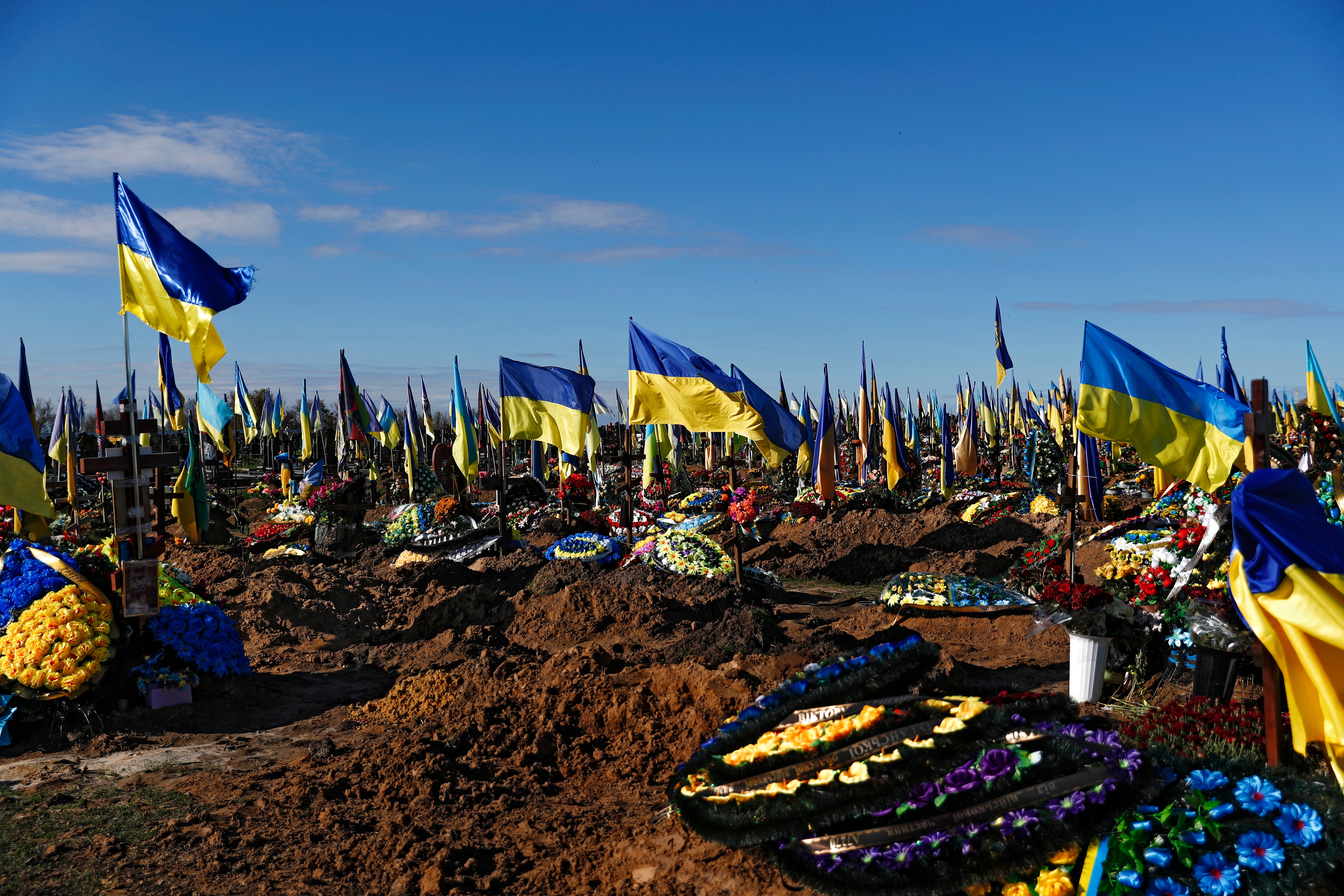Banderas ucranianas en un cementerio del ejército en Khárkiv
