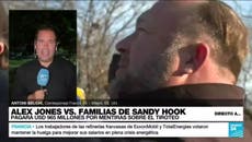 Alex Jones deberá pagar casi mil millones de dólares por comentarios sobre Sandy Hook