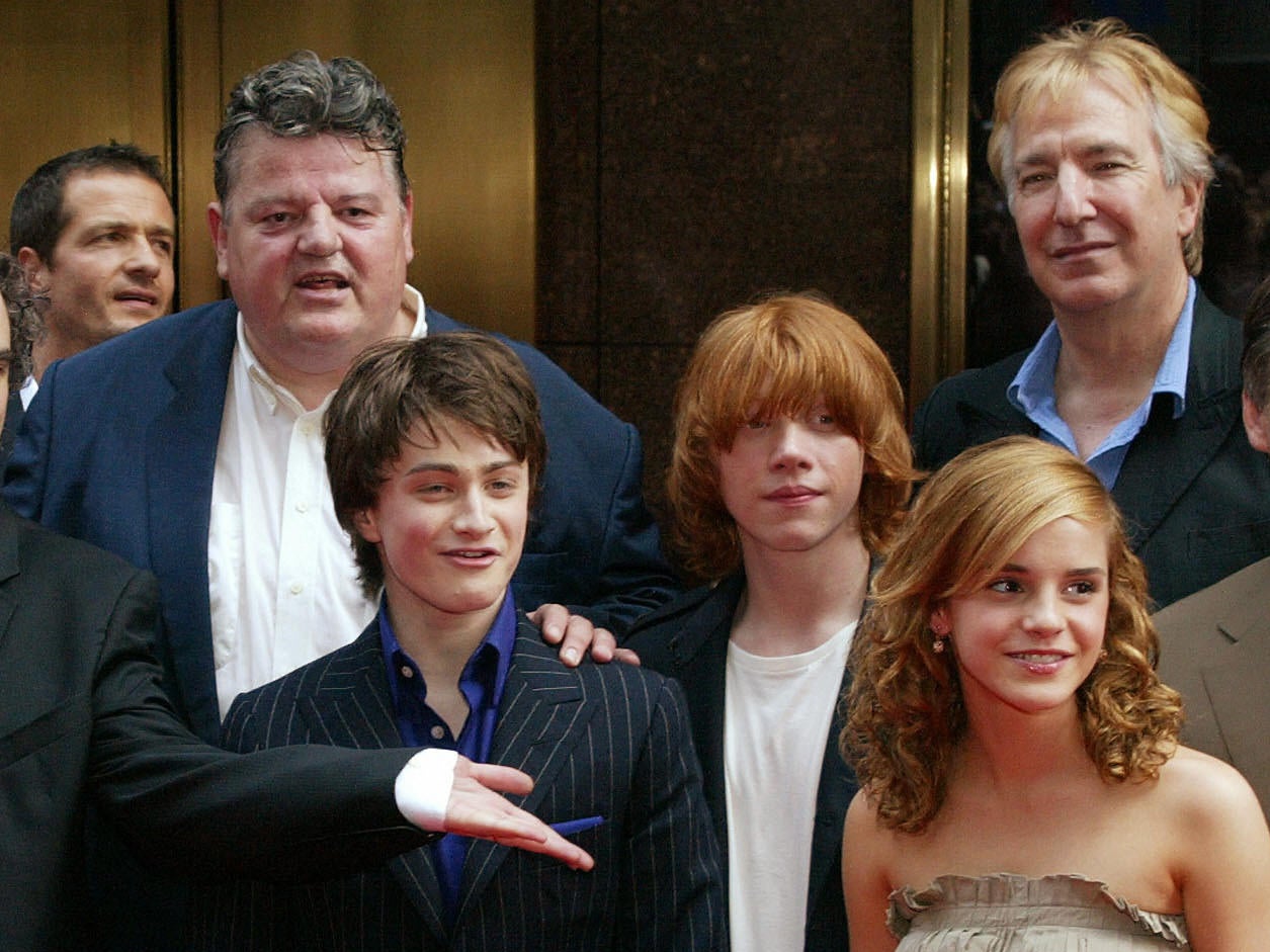 Robbie Coltrane y Alan Rickman con sus jóvenes coprotagonistas de Harry Potter