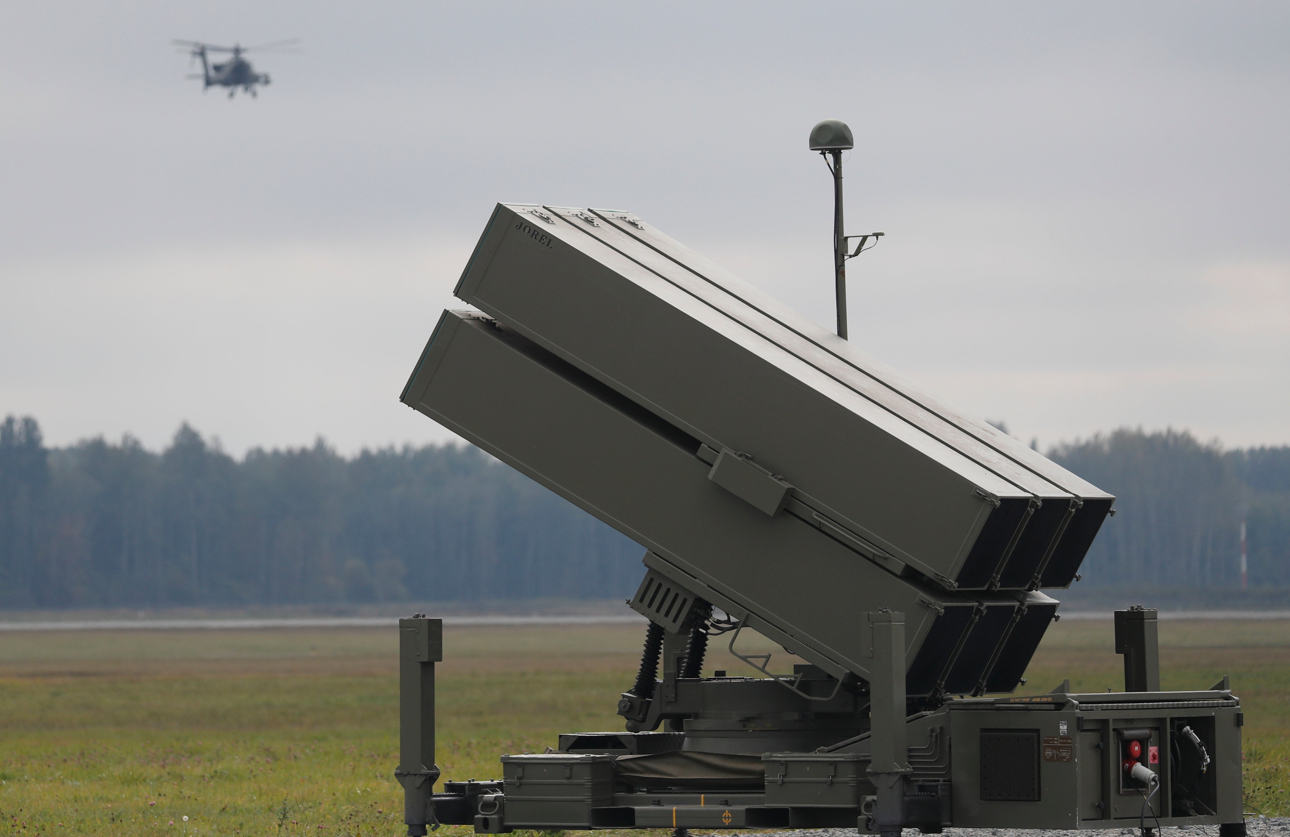 El ejército español utiliza el NASAMS durante un ejercicio militar con países de la OTAN en la base aérea de Lielvarde, Letonia, el 27 de septiembre de 2022