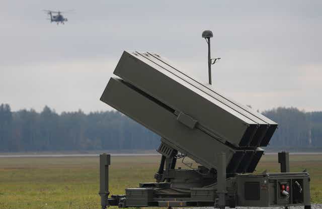 <p>El ejército español utiliza el NASAMS durante un ejercicio militar con países de la OTAN en la base aérea de Lielvarde, Letonia, el 27 de septiembre de 2022</p>