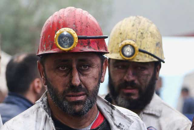 Mineros emocionales y trabajadores de rescate después de una explosión en una mina de carbón en Amasra en la provincia de Bartin, Turquía