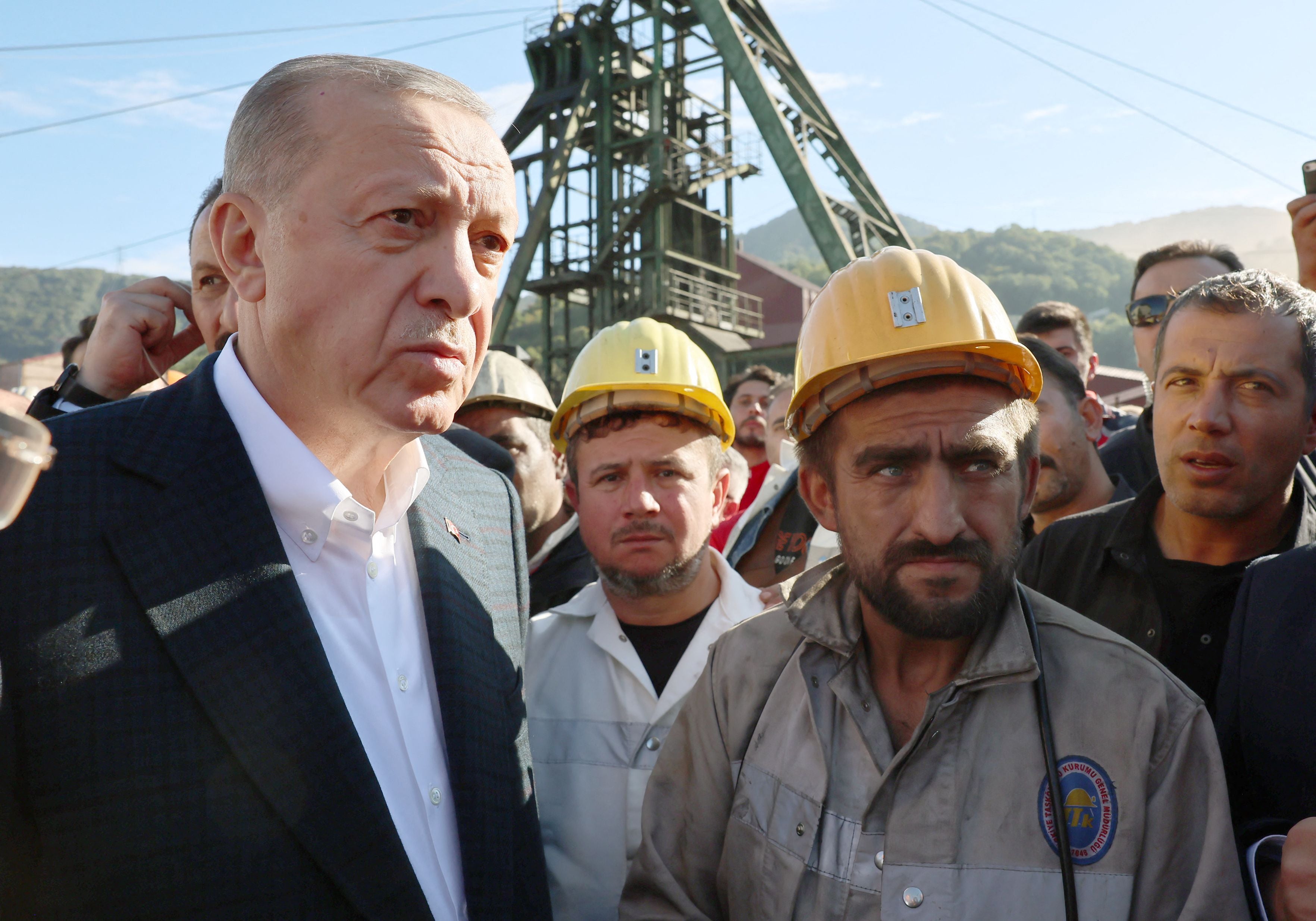 El presidente turco, Recep Tayyip Erdogan, se reúne con mineros en el lugar de la explosión mortal