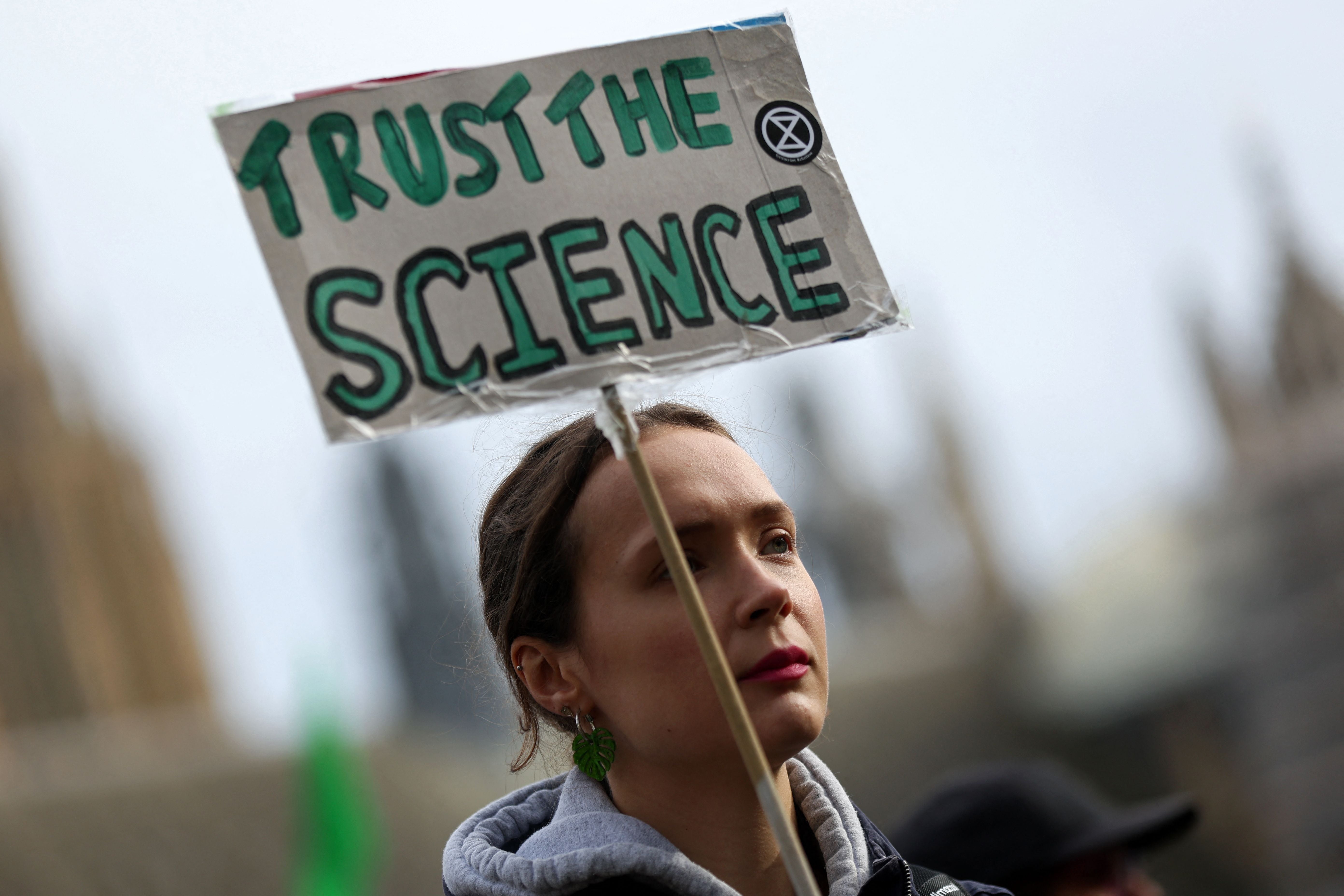 Un manifestante sostiene una pancarta durante una marcha hacia el centro de Londres en una manifestación del grupo de protesta contra el cambio climático Extinction Rebellion