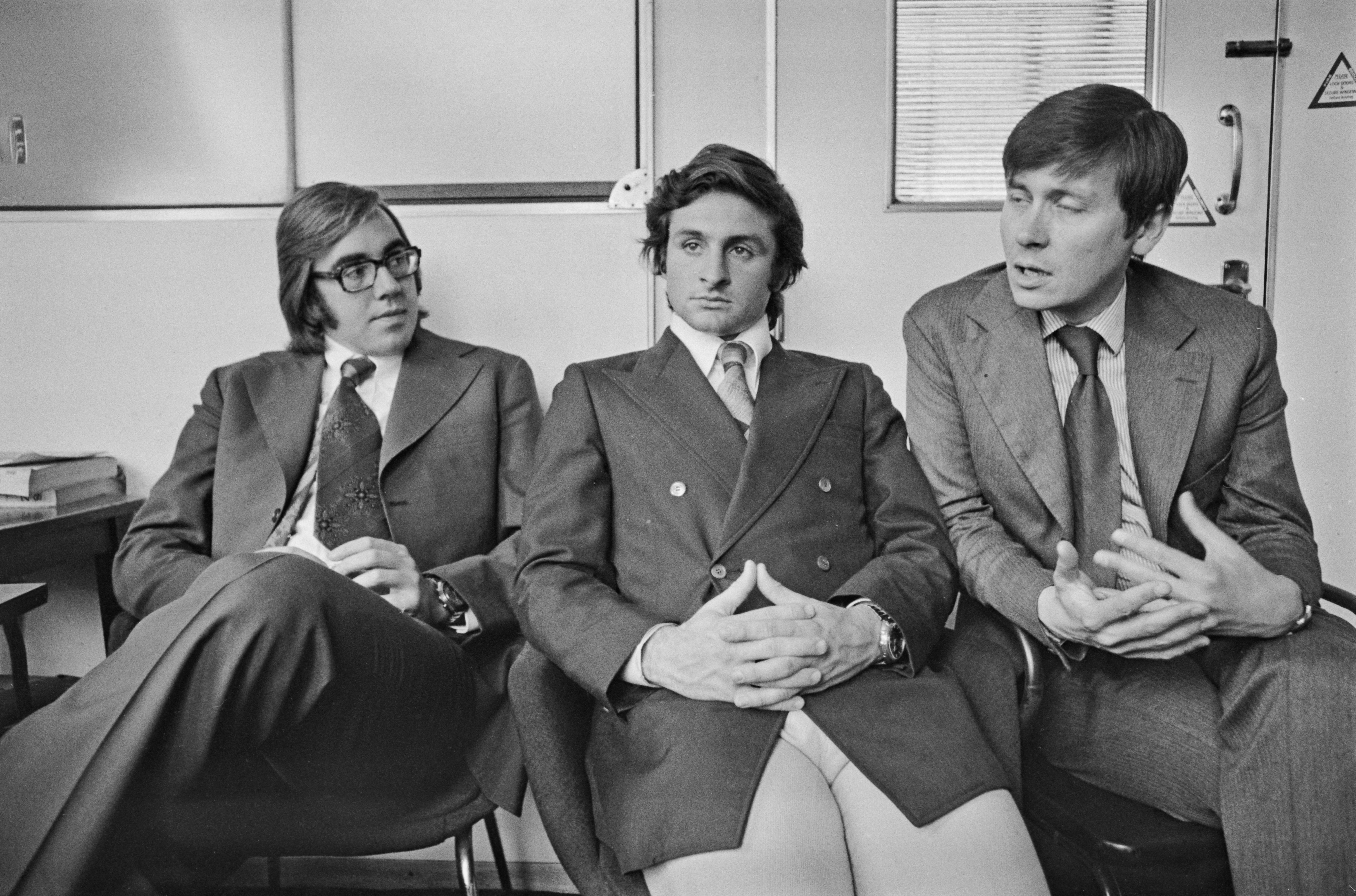 Nando Parrado, a la izquierda, y Roberto Canessa, miembros del equipo de rugby uruguayo que sobrevivió al accidente aéreo de los Andes, en una rueda de prensa en 1974