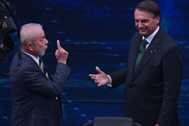Luiz Inacio 'Lula' da Silva hace un gesto a Jair Bolsonaro durante el debate
