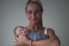 Un bebé de tres semanas probablemente murió asfixiado en el fular de su madre, según médico forense