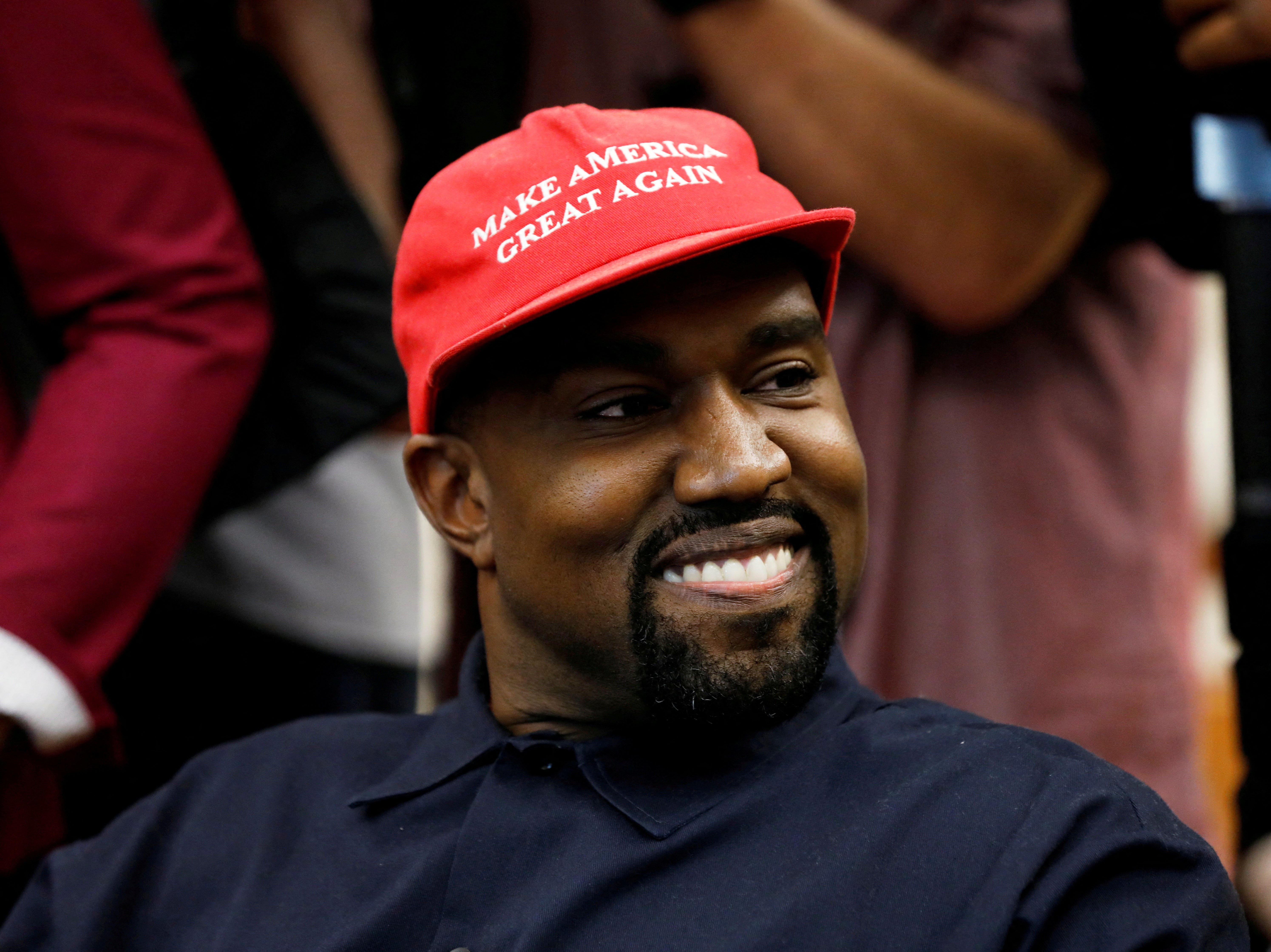 Kanye West sonríe durante una reunión con el presidente de Estados Unidos, Donald Trump, para hablar de la reforma de la justicia penal en 2018