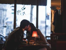 Besos, abrazos, tomarse de la mano: ¿qué es exactamente lo que la gente espera en una primera cita?