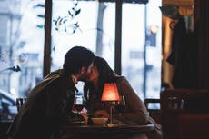 Besos, abrazos, tomarse de la mano: ¿qué es exactamente lo que la gente espera en una primera cita?