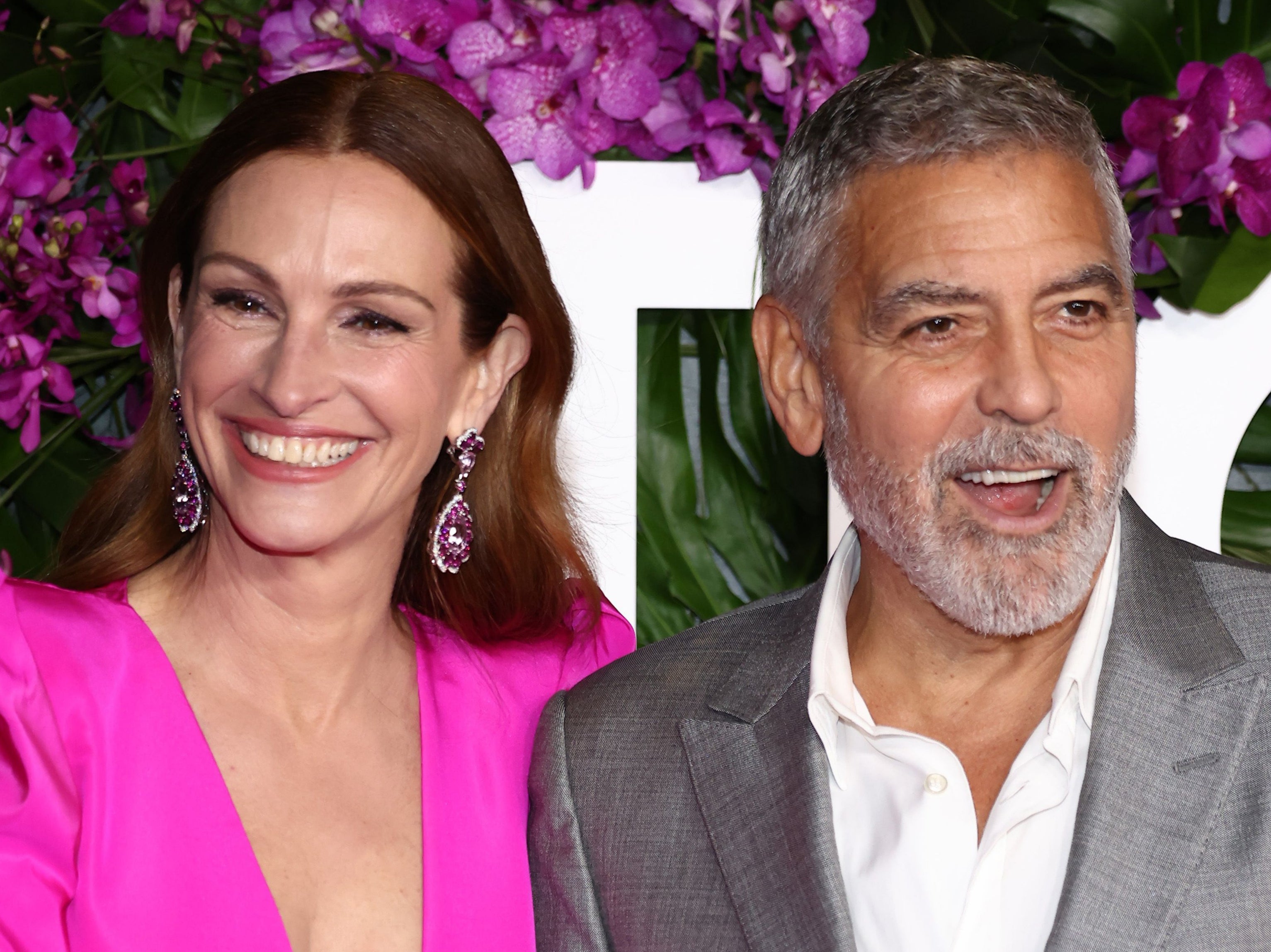 Julia Roberts y George Clooney en el estreno de Pasaje al paraíso en octubre de 2022, en Los Ángeles