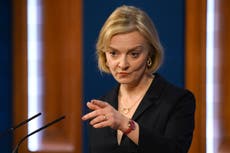 Debilitamiento de Liz Truss genera conspiraciones y chistes