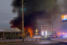 Avioneta se estrella contra concesionario de coches en Ohio; fallecen dos personas