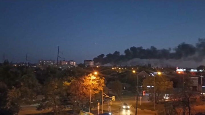 Momento en el que avión militar ruso se estrella contra un edificio residencial