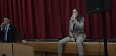 Alexandria Ocasio-Cortez baila al ritmo de abucheos durante una reunión abierta