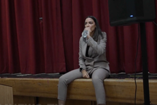Alexandria Ocasio-Cortez baila al ritmo de abucheos durante una reunión abierta