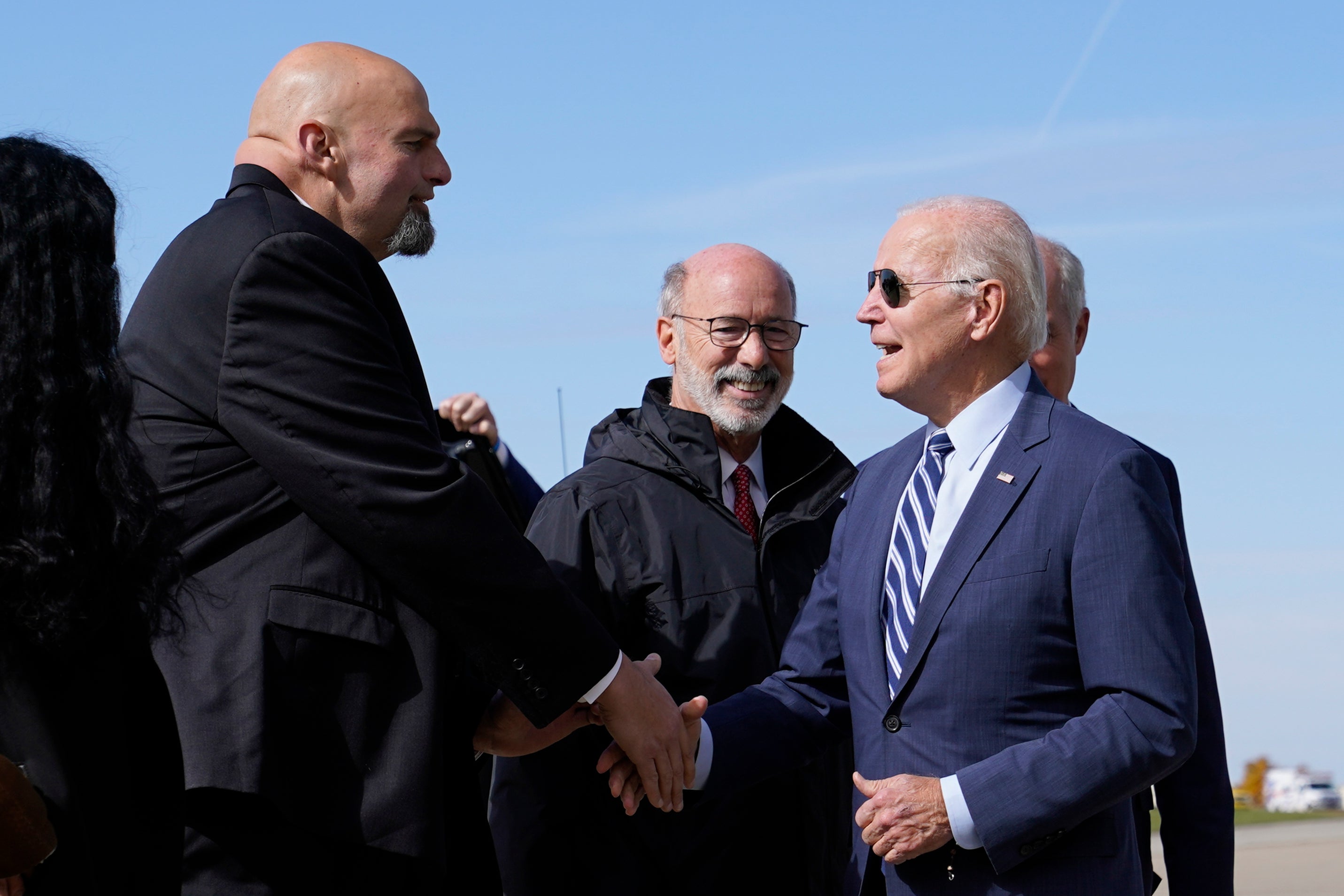 El presidente Joe Biden fue recibido por el vicegobernador de Pensilvania y candidato al Senado John Fetterman en el aeropuerto internacional de Pittsburgh