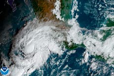 Huracán Roslyn encara la costa mexicana del Pacífico