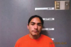 Hay dos personas muertas y un agente herido de bala en una reserva tribal de Washington
