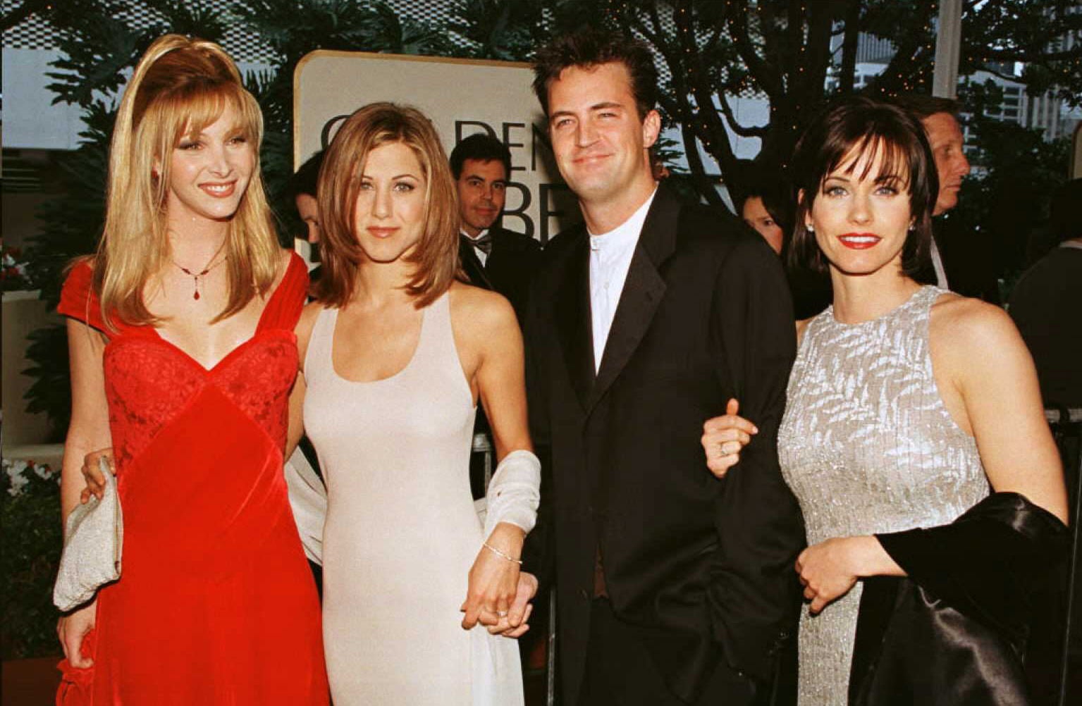 Lisa Kudrow, Jennifer Aniston, Matthew Perry y Courteney Cox en los Globos de Oro de 1996
