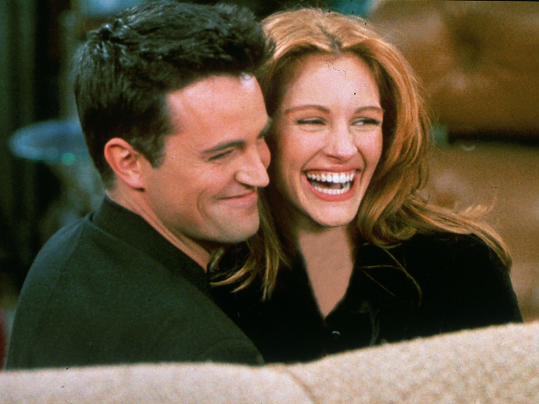 Matthew Perry y Julia Roberts en un episodio de la segunda temporada de Friends, en 1997