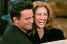 Matthew Perry explica por qué rompió con la “brillante y hermosa” Julia Roberts