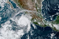 El huracán Roslyn lleva una peligrosa marejada a México