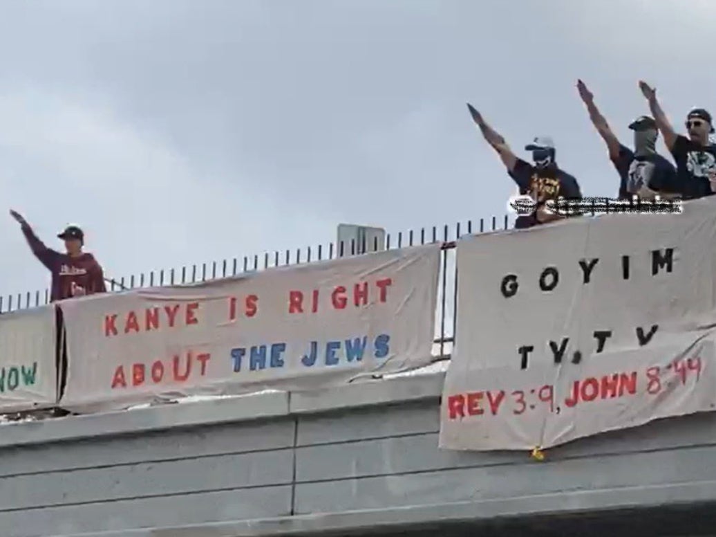 Un grupo antisemita desplegó el 22 de octubre una pancarta sobre una autopista de Los Ángeles, en apoyo a los comentarios antisemitas de Kanye West