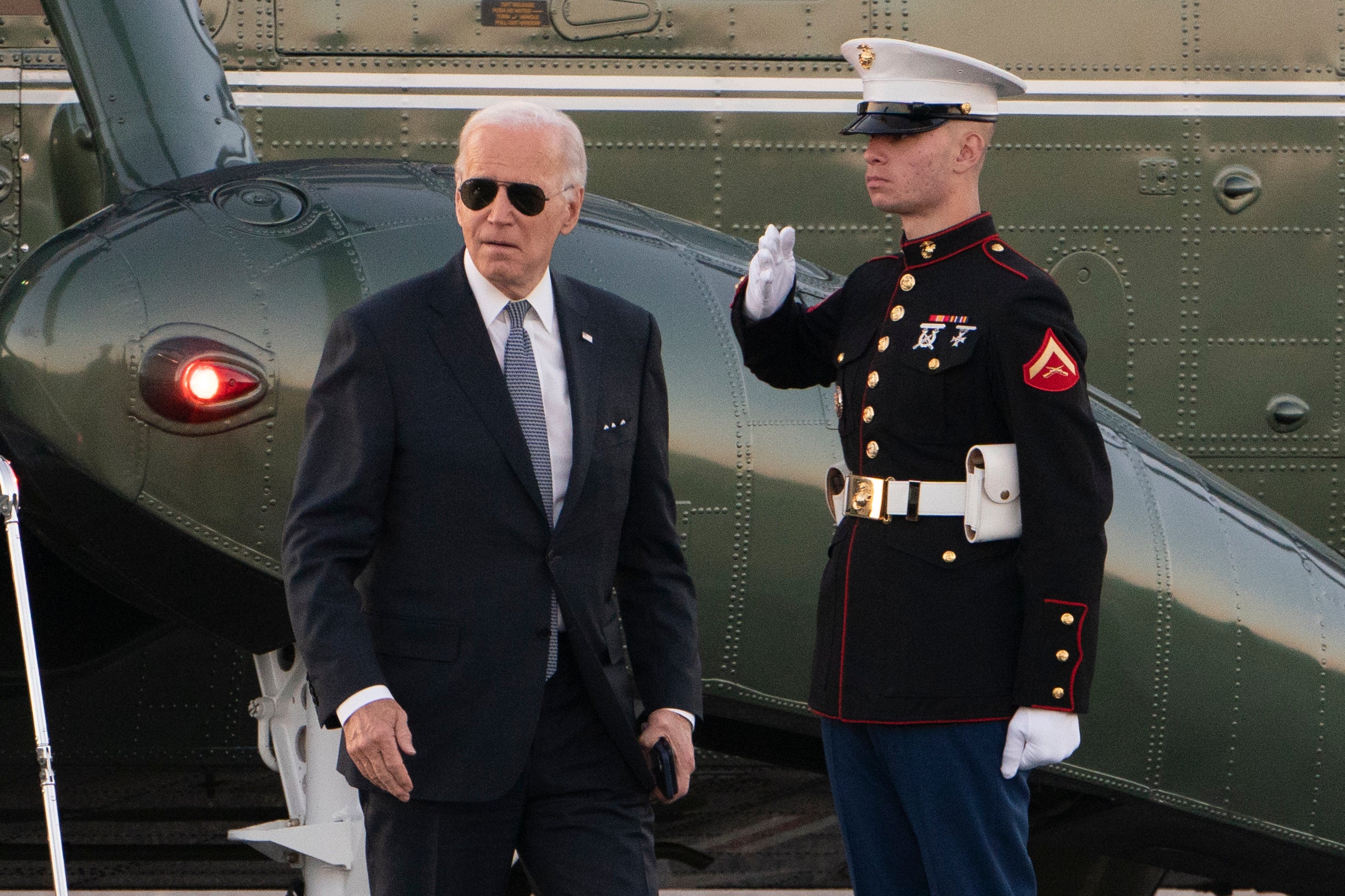 Biden bromea sobre su cumpleaños 80 y dice que la preocupación de los votantes sobre su edad es “legítima”