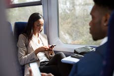 Pasajera de tren es elogiada por negarse a ceder asiento a mujer mayor