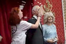 Manifestantes de Just Stop Oil son arrestados después de arrojar pastel a la figura de cera del rey Carlos III