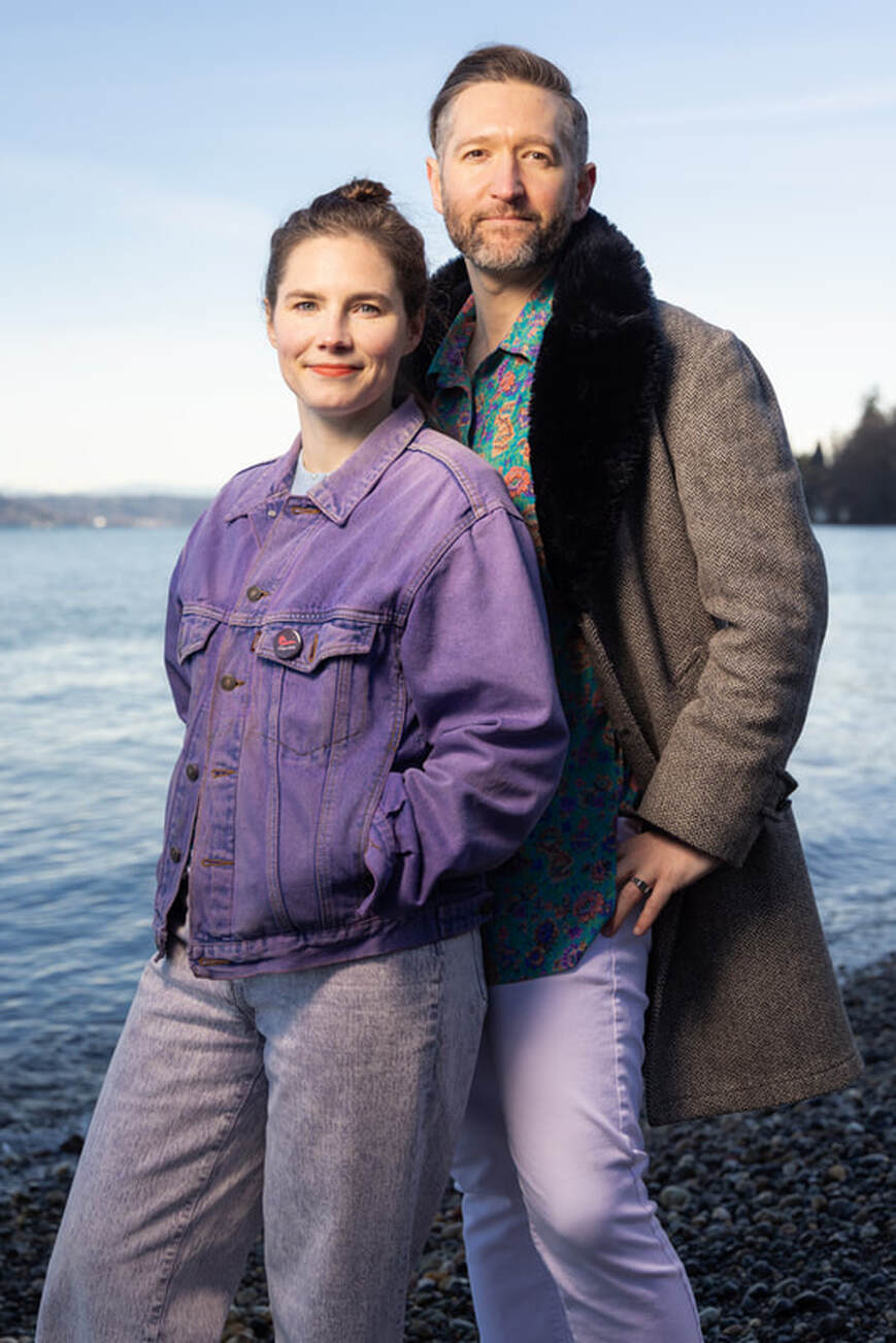 Amanda Knox y su marido Christopher Robinson, autor y copresentador del podcast ‘Labyrinths’