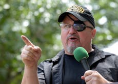 EEUU: Postergan juicio al líder de Oath Keepers; tiene COVID