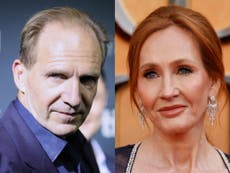 Ralph Fiennes defiende a JK Rowling del “abuso repugnante” por sus comentarios sobre las personas trans