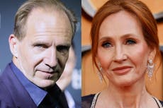 Ralph Fiennes defiende a JK Rowling del “abuso repugnante” por sus comentarios sobre las personas trans