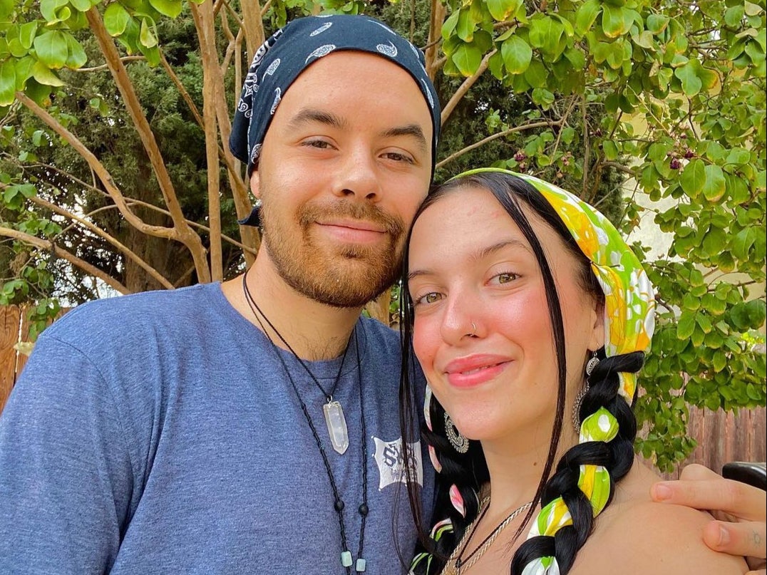 Mujer provoca críticas tras revelar que todas las mañanas toma café con su esposo en su jardín durante horas