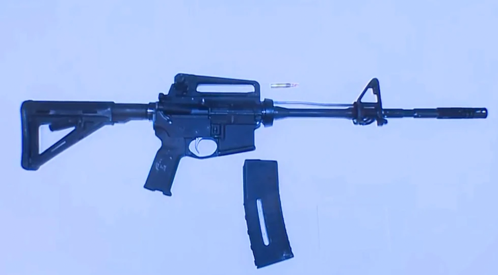 La policía comentó que esta arma de fuego, un rifle estilo AR-15, fue utilizada por Orlando Harris