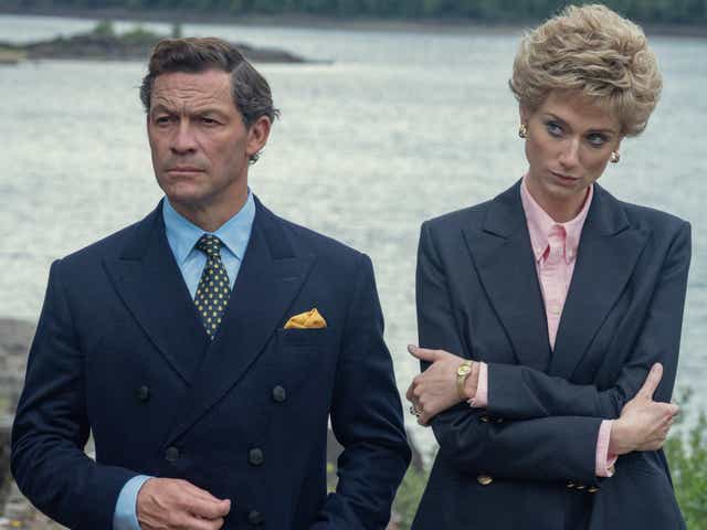 Dominic West como el Príncipe Carlos y Elizabeth Debicki como Diana, Princesa de Gales en The Crown