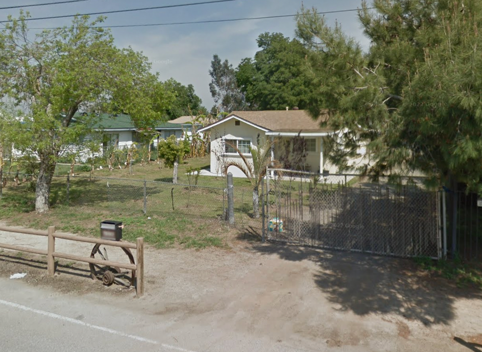 Esta casa en Mira Loma, Los Ángeles, fue el lugar donde un granjero, su madre y su sobrino asesinaron a varios niños