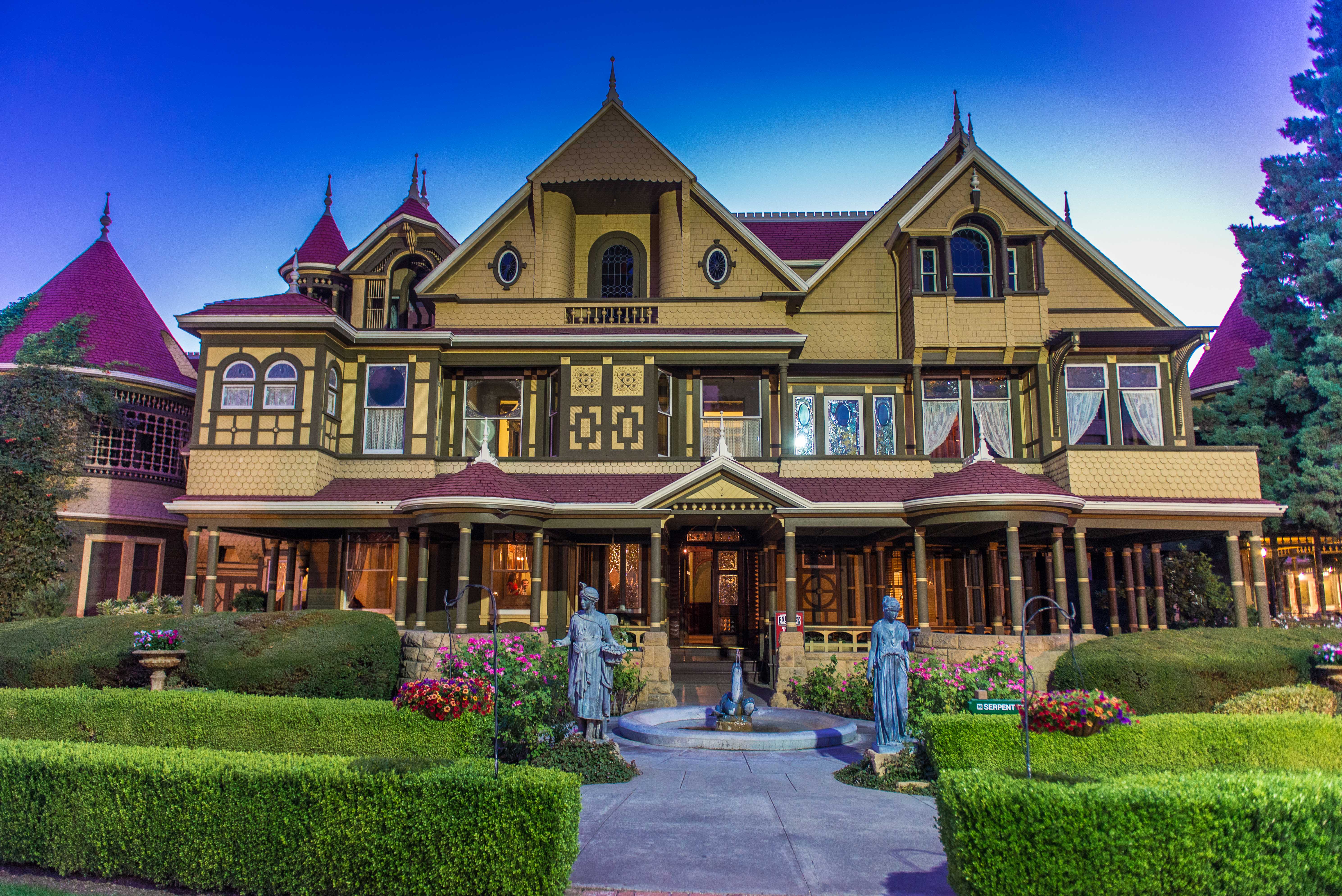 La Winchester Mystery House en San José, California, es material de varias leyendas urbanas