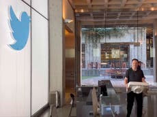 Musk tuitea video de él entrando en las oficinas de Twitter