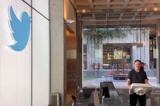 Musk tuitea video de él entrando en las oficinas de Twitter