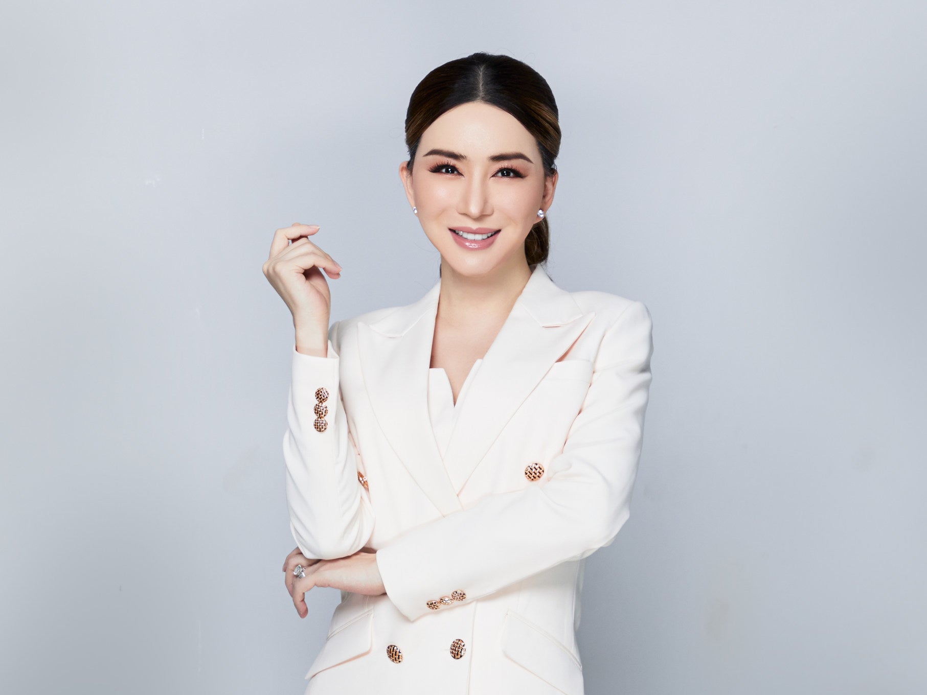 Empresaria y activista trans se convierte en la primera mujer en ser dueña de la Organización Miss Universo