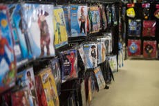 Tienda Spirit Halloween aclara que no vende disfraces ofensivos de memes